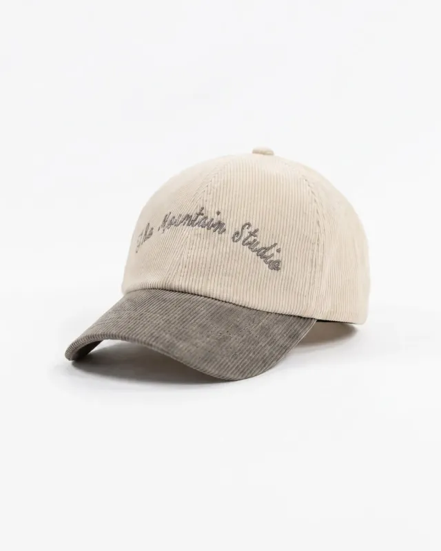 The Mountain Studio C-25 Cord Classic Script caps beige kordfløyel